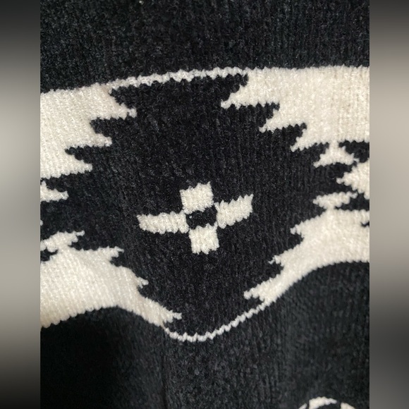 White Stag women’s sweater with bold Aztec design. Size 16/18 XL. - Picture 3 of 6